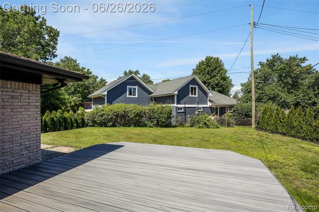174 Pleasant Lake Drive, Waterford, MI 48327