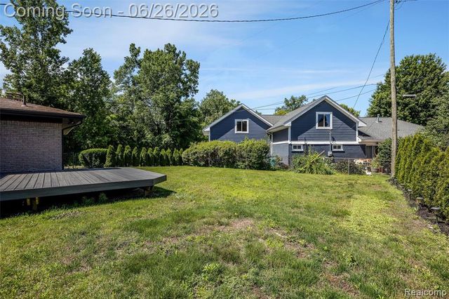 174 Pleasant Lake Drive, Waterford, MI 48327
