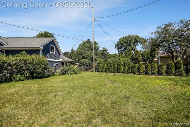 174 Pleasant Lake Drive, Waterford, MI 48327