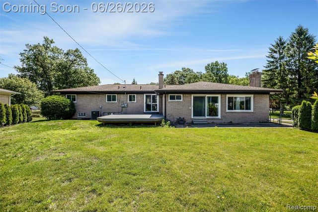 174 Pleasant Lake Drive, Waterford, MI 48327