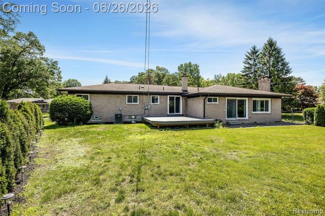 174 Pleasant Lake Drive, Waterford, MI 48327