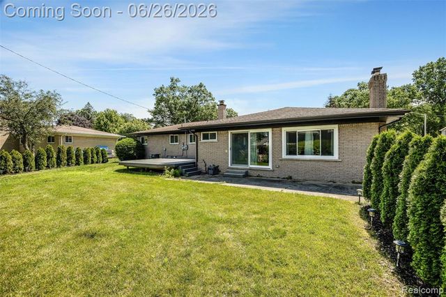 174 Pleasant Lake Drive, Waterford, MI 48327