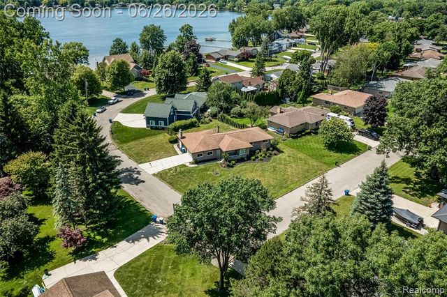 174 Pleasant Lake Drive, Waterford, MI 48327