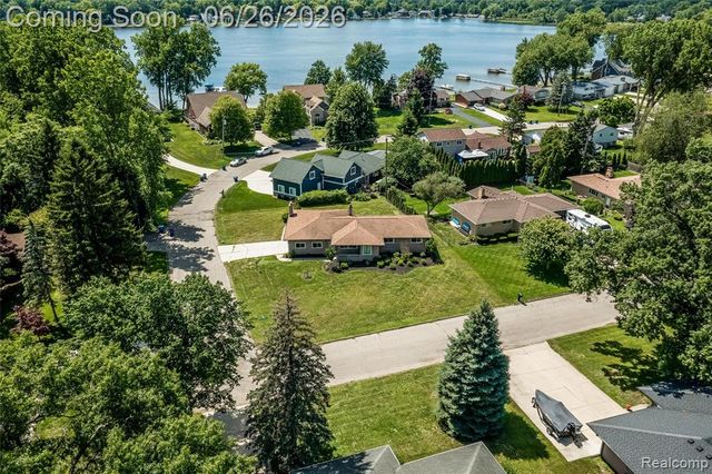 174 Pleasant Lake Drive, Waterford, MI 48327