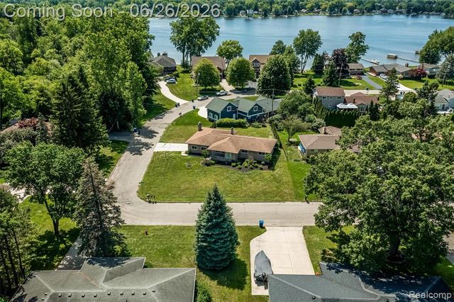 174 Pleasant Lake Drive, Waterford, MI 48327