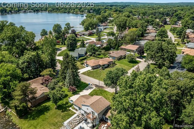 174 Pleasant Lake Drive, Waterford, MI 48327