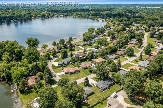174 Pleasant Lake Drive, Waterford, MI 48327