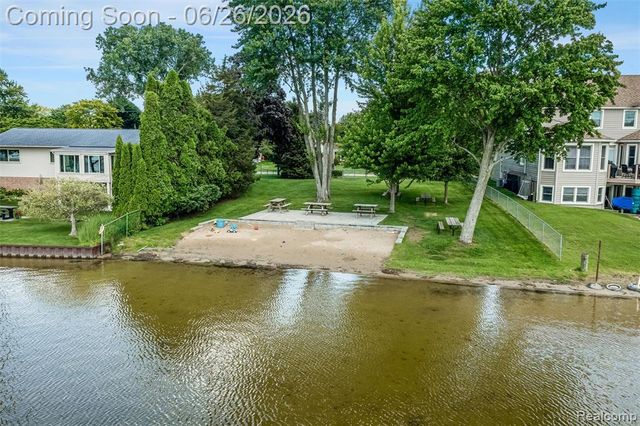 174 Pleasant Lake Drive, Waterford, MI 48327