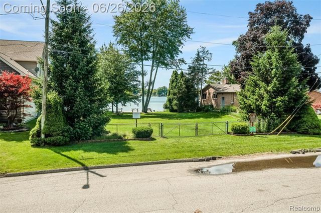174 Pleasant Lake Drive, Waterford, MI 48327