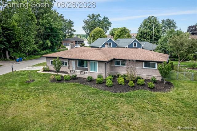 174 Pleasant Lake Drive, Waterford, MI 48327