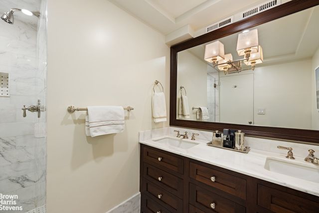 880 5th Ave Apt 5H, New York City, NY 10021