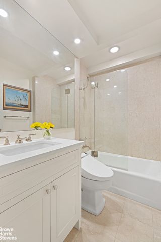 880 5th Ave Apt 5H, New York City, NY 10021