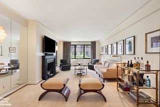 880 5th Ave Apt 5H, New York City, NY 10021