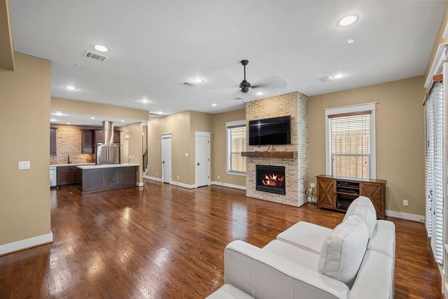 2108 N Memorial Way, Houston, TX 77007