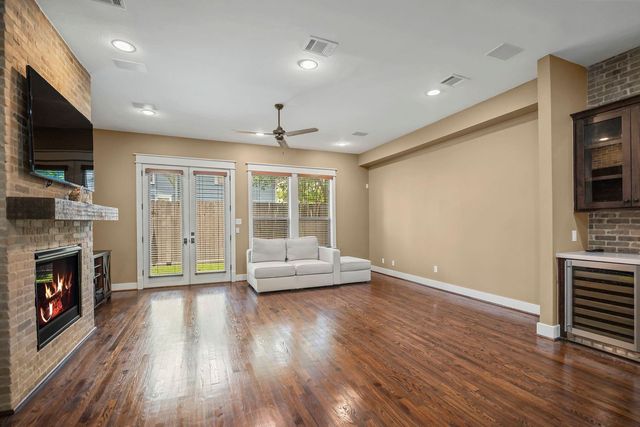 2108 N Memorial Way, Houston, TX 77007