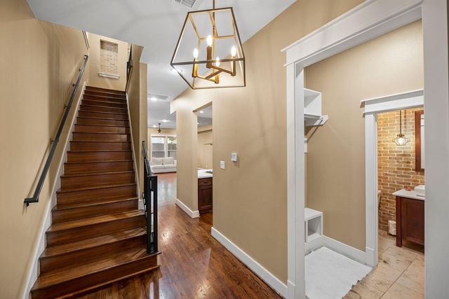 2108 N Memorial Way, Houston, TX 77007