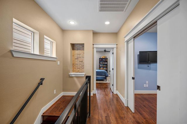 2108 N Memorial Way, Houston, TX 77007