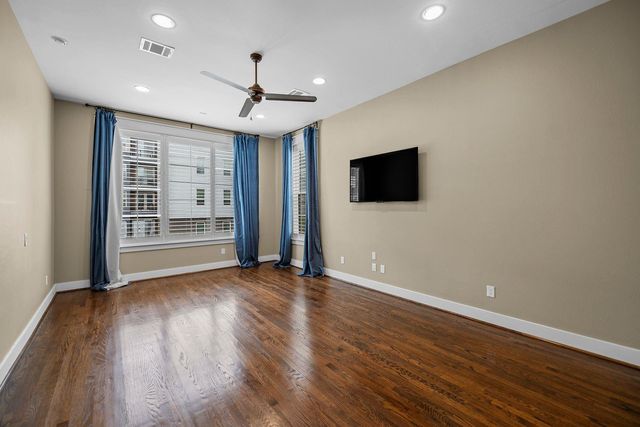 2108 N Memorial Way, Houston, TX 77007