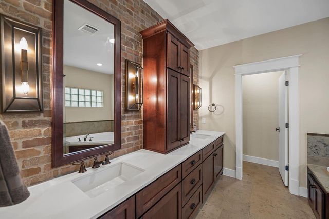 2108 N Memorial Way, Houston, TX 77007
