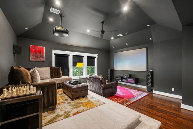 2108 N Memorial Way, Houston, TX 77007
