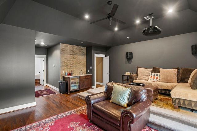 2108 N Memorial Way, Houston, TX 77007