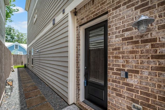 2108 N Memorial Way, Houston, TX 77007