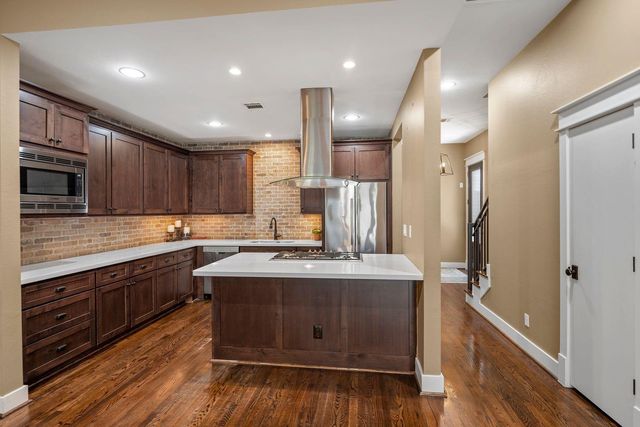 2108 N Memorial Way, Houston, TX 77007