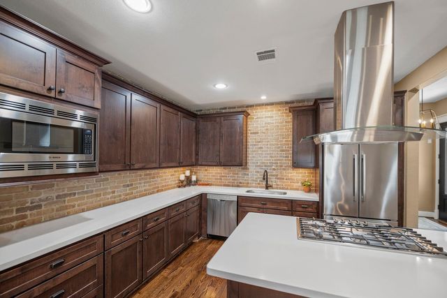 2108 N Memorial Way, Houston, TX 77007