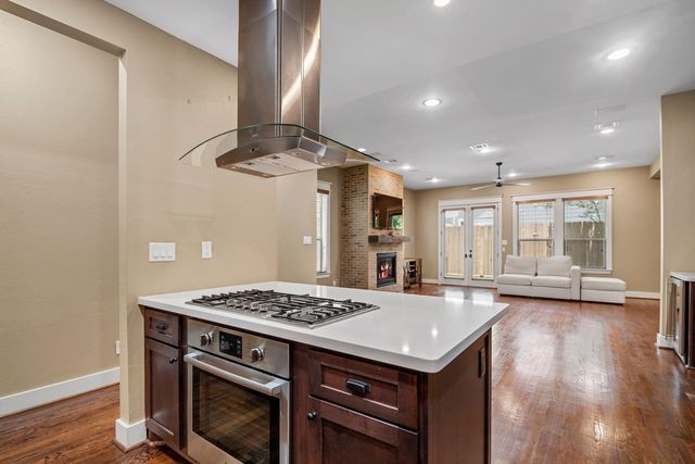 2108 N Memorial Way, Houston, TX 77007