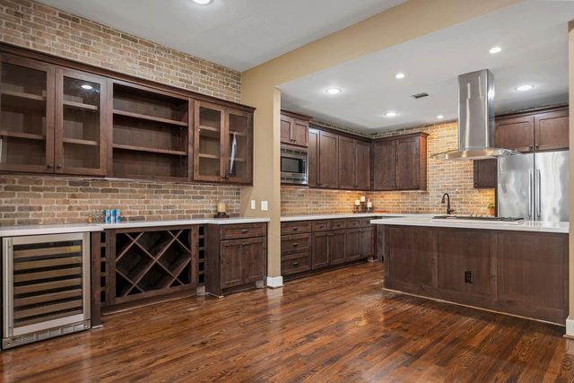 2108 N Memorial Way, Houston, TX 77007