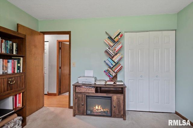 529 WOODLAND Drive, Chatham, IL 62629