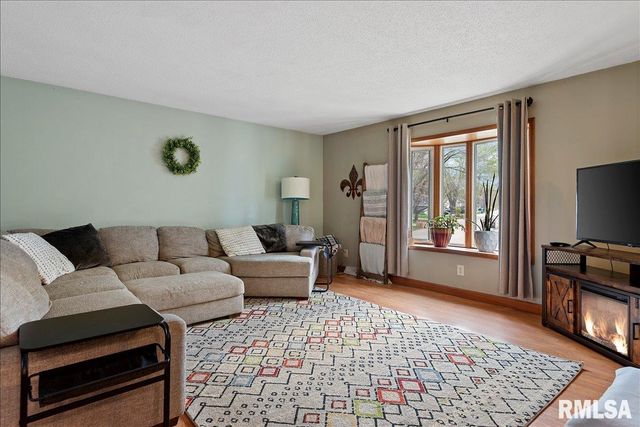 529 WOODLAND Drive, Chatham, IL 62629