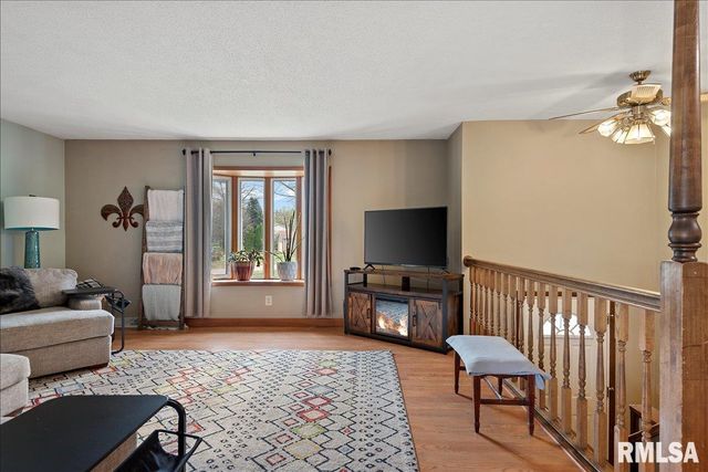 529 WOODLAND Drive, Chatham, IL 62629