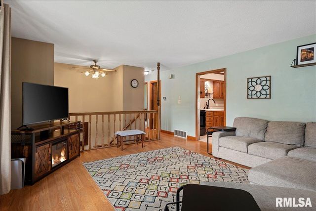 529 WOODLAND Drive, Chatham, IL 62629