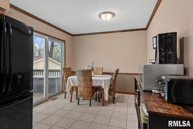 529 WOODLAND Drive, Chatham, IL 62629