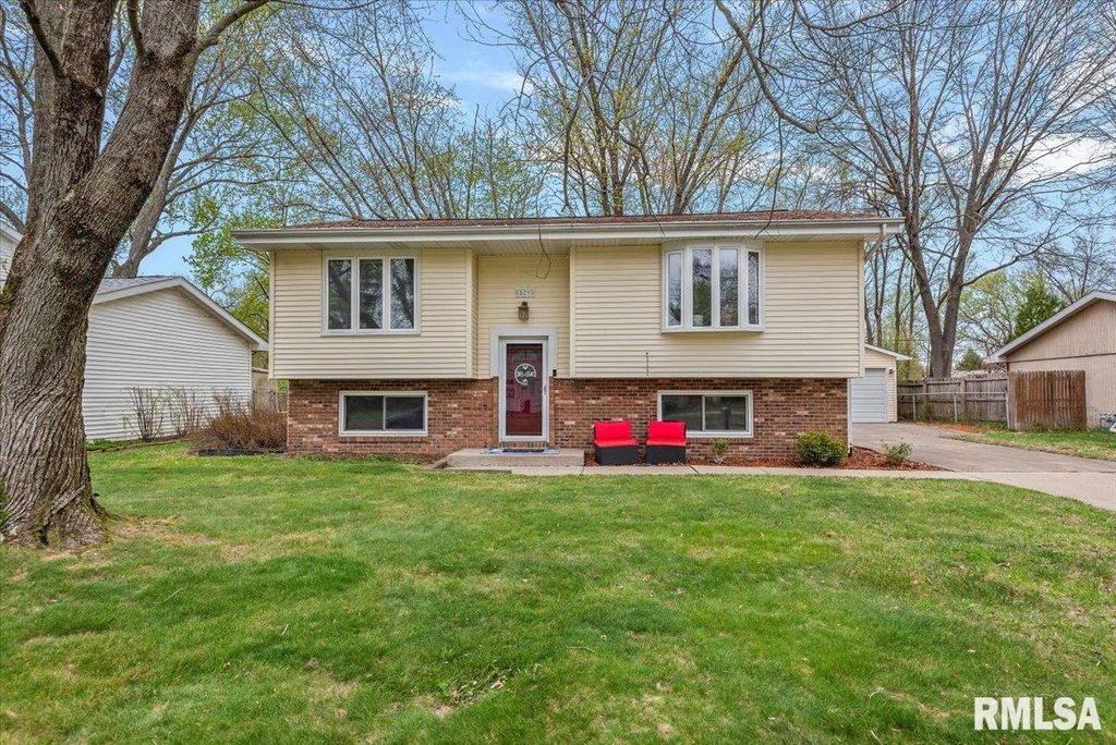 529 WOODLAND Drive, Chatham, IL 62629