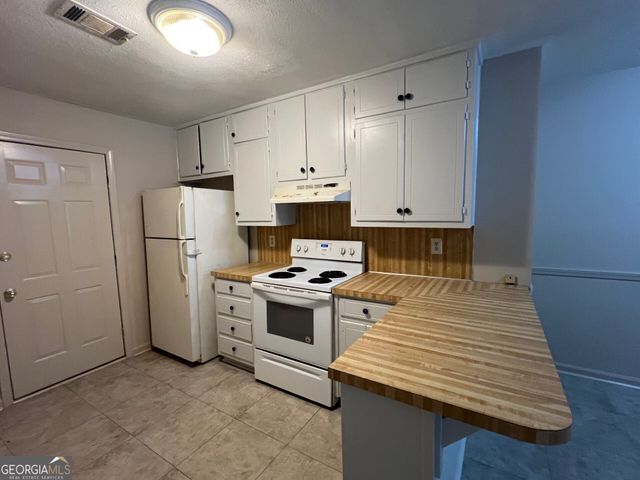1047 Chestnut Oak Court NE, Conyers, GA 30012