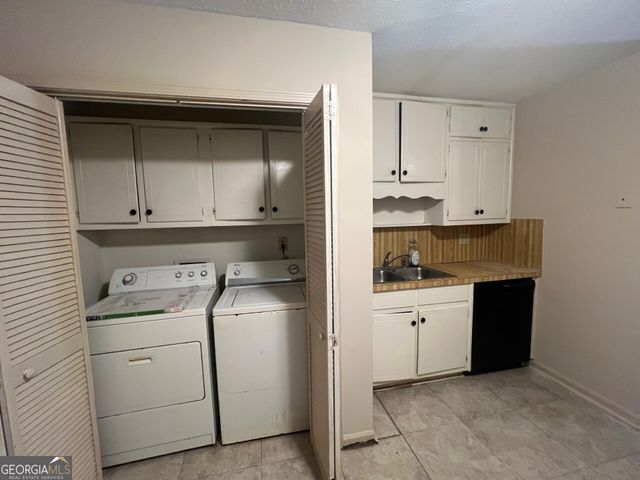 1047 Chestnut Oak Court NE, Conyers, GA 30012