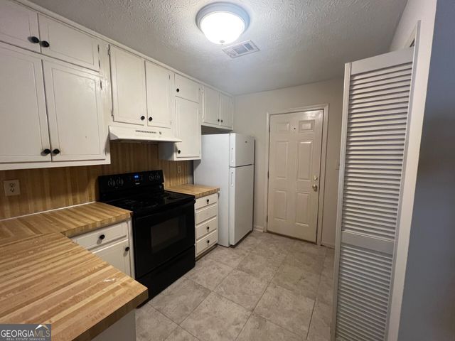 1047 Chestnut Oak Court NE, Conyers, GA 30012