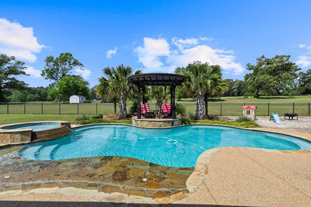 155 Wendy Acres Ave, Longview, TX 75602