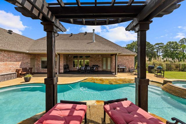 155 Wendy Acres Ave, Longview, TX 75602