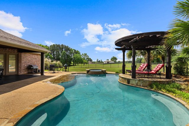 155 Wendy Acres Ave, Longview, TX 75602