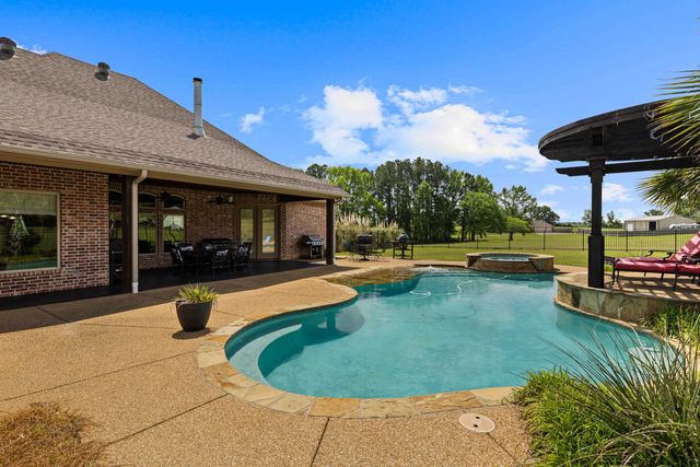 155 Wendy Acres Ave, Longview, TX 75602