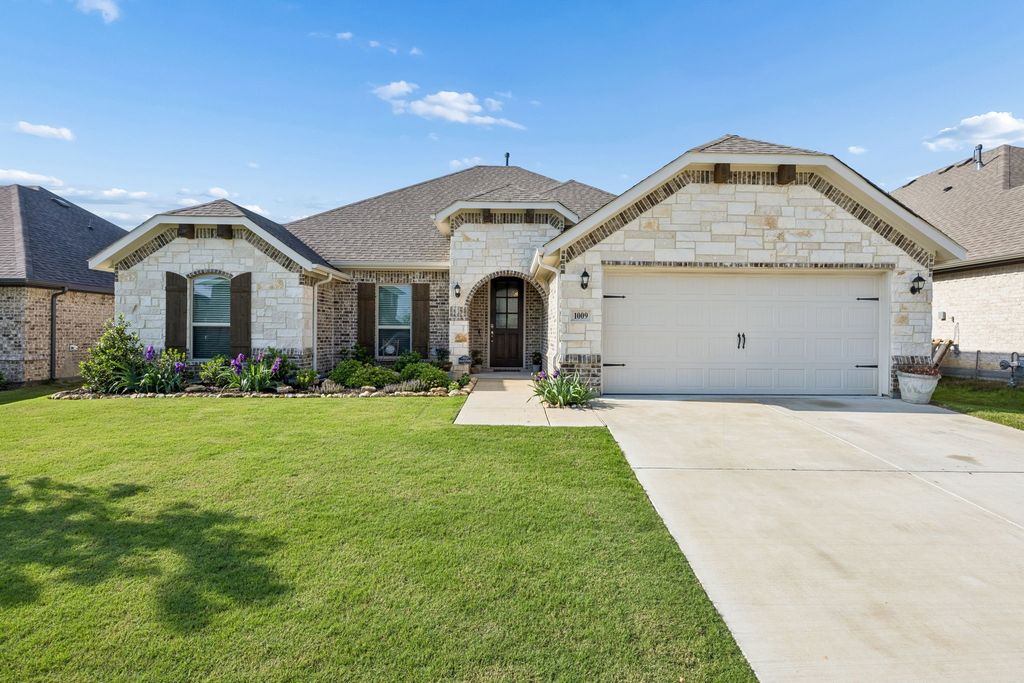 1009 Moss Grove Trail, Justin, TX 76247