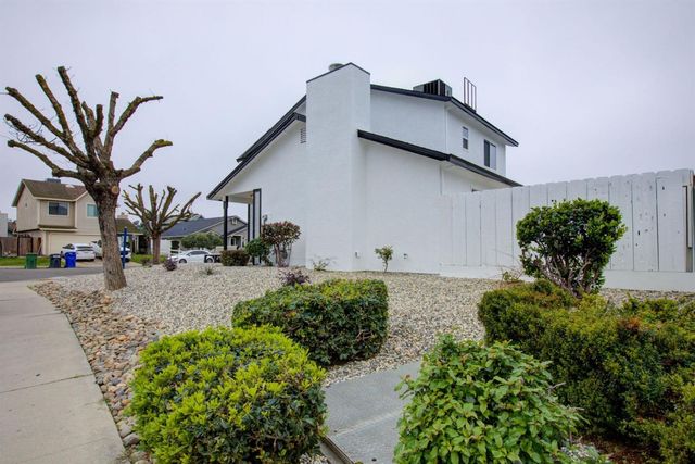 1001 Jacquelinelee Dr, Turlock, CA 95382