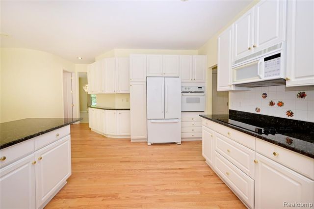 2749 Nicole Court, West Bloomfield, MI 48324