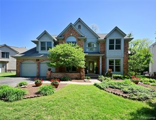 2749 Nicole Court, West Bloomfield, MI 48324