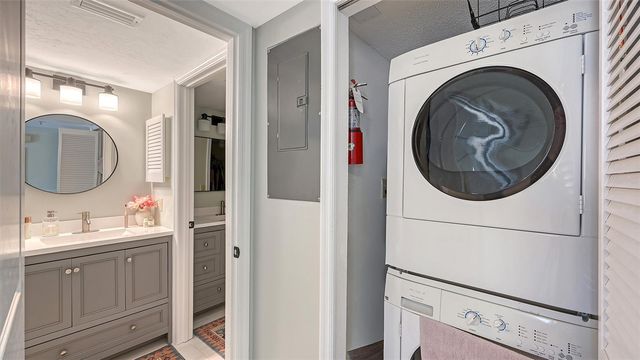 1203 SIESTA BAYSIDE DRIVE 1203-D, Sarasota, FL 34242