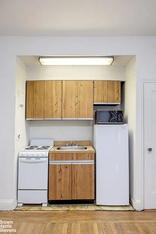 325 W 45th St Apt 108, New York City, NY 10036