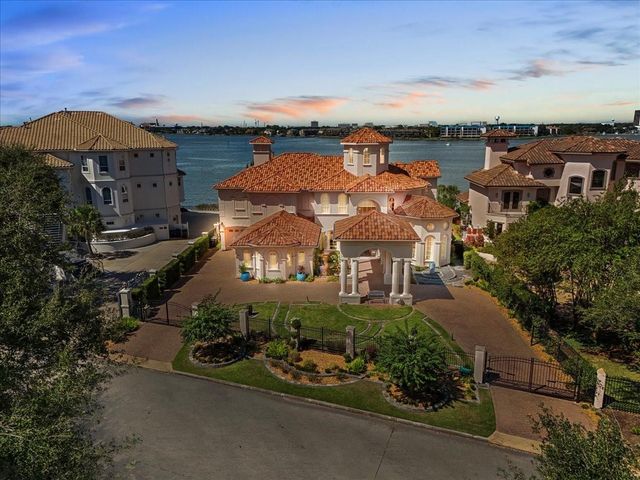 1628 Enterprise Avenue, League City, TX 77573